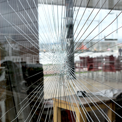 éclats de verre sur vitre cassée